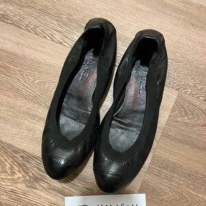 CHANEL Black Leather Cap-Toe Ballet Flats